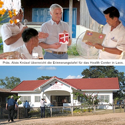 Präsident Alois Knüsel überreicht im November 2012 die Erinnerungstafel für das Health Center in Laos.