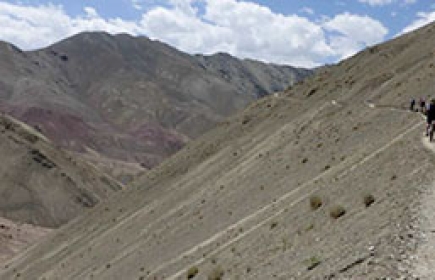 Mit dem Mountainbike auf den höchsten Singletrails der Welt Thomas Dettling unterwegs in Ladakh – Nordindien (Juli 2013)