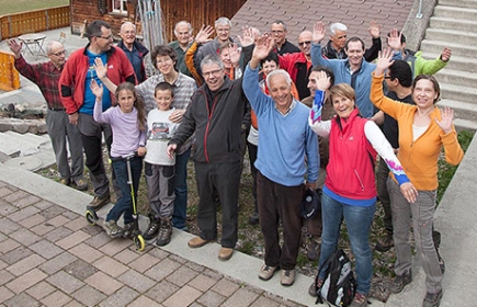 Die Mitglieder der RCs Zürich-West und Schwyz-Mythen zusammen mit Karin Gisler (vorne links) und den beiden jüngsten von fünf Kindern Miriam sowie Simon vor dem Heimet, dessen Dachsanierung die Rotarier finanziell unterstützen.