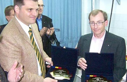 Projektleiter Rot. Ingo Steinel (l.) übergibt am 26. Oktober 2007 die Maschinen und die neue Wäscherei.