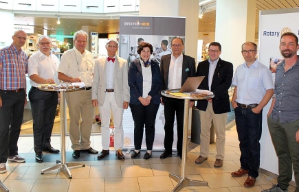 Mine-ex Stand vom 10. 9. 2016 im Mythen Center Schwyz mit Governor Franz-Xaver Stadler, RC Uri (4. v. l.) sowie Präsident Matthias Ehrler und Rot. Theo Camenzind (1. und 2. v. l)
